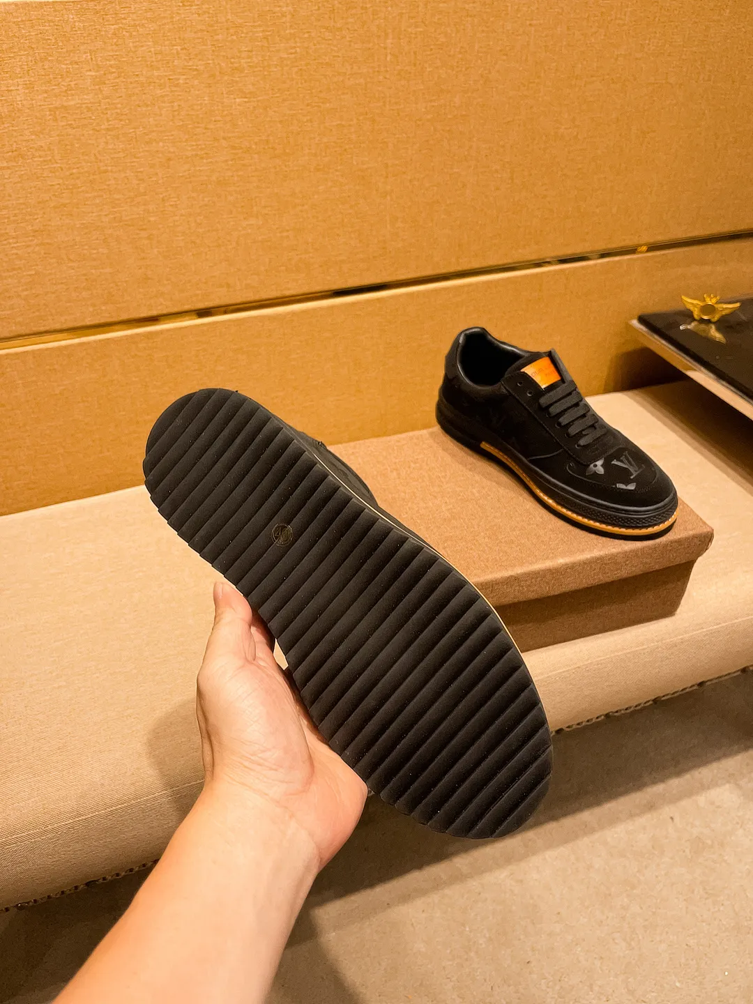 🚘🚘Factory batch 420💰[LV]🔥Louis Vuitton, a high-end men's shoe brand, official website 1:1 latest masterpiece: the upper is made of first-layer cowhide imported from Italy with a comfortable and breathable lining➕original non-slip and wear-resistant outsole🔥, making walking more convenient and comfortable! An exclusive new model, a stunning work, a beautiful 1:1 replica [color] compared to the official quality! Create a fashionable personality to set off your uniqueness! A must-have for trendy men! Classic 🔥 Size: 38-44 Colors 🔥 1⃣️ colors available 🔥.